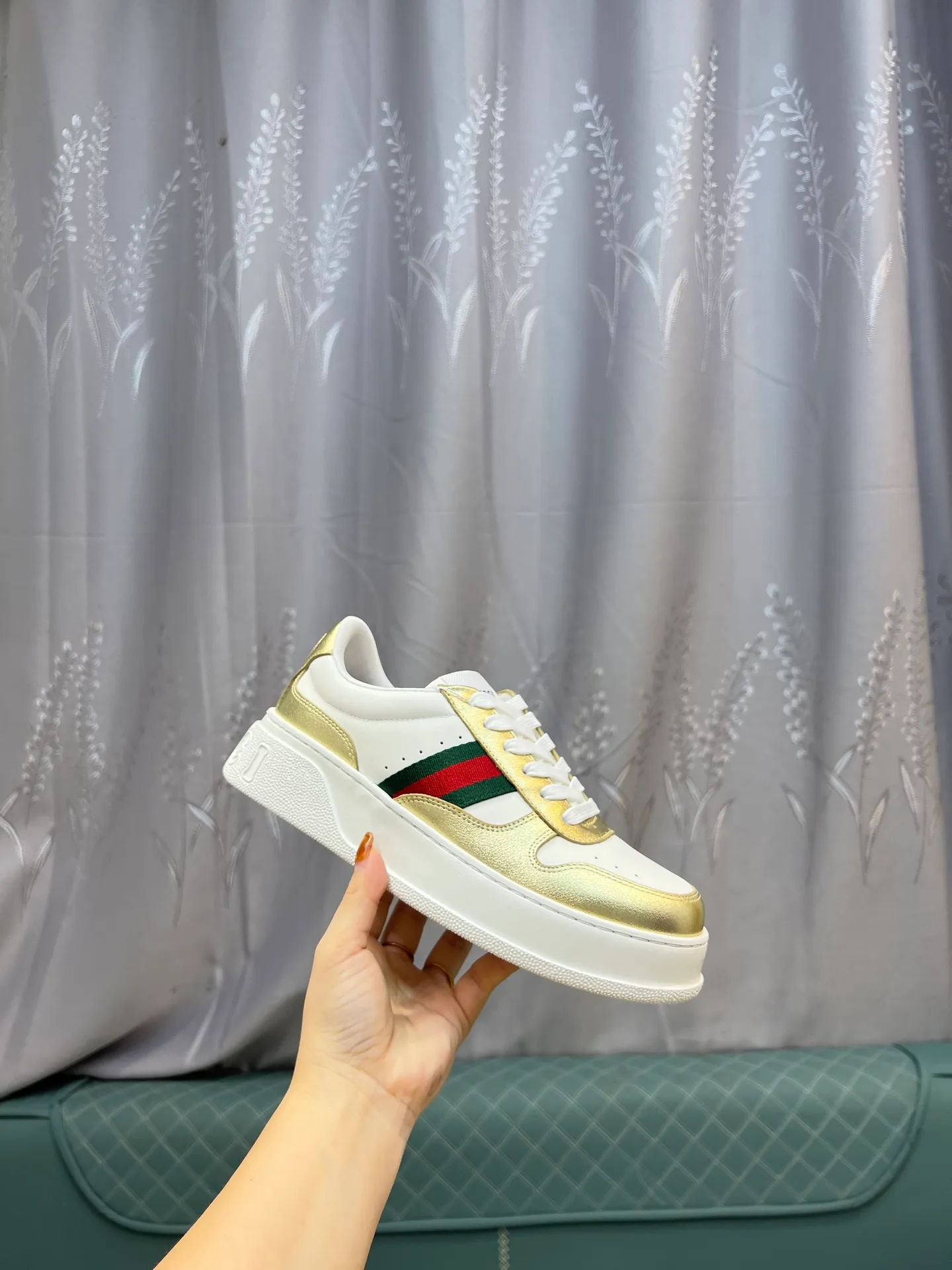 Men's men's shoes💰640 Gucci counter's latest couple's biscuit shoes‼ ️ 👑Purchasing agent level Gucci’s latest IP lightweight thick-soled white shoes can be put on your feet in seconds**4CM! ! Simple, easy to match and full of retro charm ~ the latest anti-counterfeiting cloth label on the tongue. And with electronic chip anti-counterfeiting.   The upper is made of imported environmentally friendly water-dyed calfskin, with a +1:1 fly-woven mesh surface to absorb sweat and an inner lining! Fly-knitted leather molded latex insole. Original IP lightweight outsole, one-piece injection molding, super comfortable and elastic, size: female 35−40 (female 41 customized)